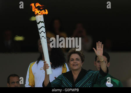 Brasilia. 3. Mai 2016. Brasilianische Präsidentin Dilma Rousseff hat die Olympische Fackel im Planalto Palace in Brasilia 3. Mai 2016. Brasilien am Dienstag begann die 95-Tag Olympischer Fackellauf, die für die Olympischen Spiele 2016 Eröffnungsfeier im Maracana Stadion in Rio De Janeiro im August endet. Bildnachweis: Rahel Patras/Xinhua/Alamy Live-Nachrichten Stockfoto