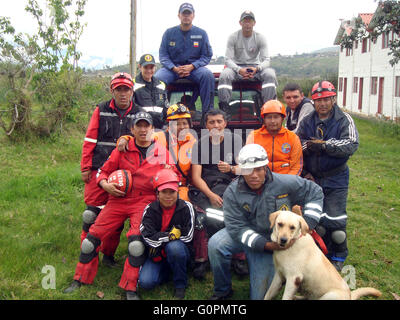 Imbabura, Ecuador. 10. März 2013. Foto zur Verfügung gestellt von der Hundestaffel der Feuerwehr Ibarra zeigt die Rettung Hund Dayko posiert mit Retter aus Kolumbien und Ecuador in Ibarra, Hauptstadt der Provinz Imbabura, Ecuador, am 10. März 2013. Laut der lokalen Presse starb 4 jährige Labrador Dayko, Rettungshund, die geholfen haben, sieben Überlebende unter den Trümmern nach dem Erdbeben der Stärke 7,8 in Ecuador zu finden am 22. April aufgrund der hohen Temperatur in Pedernales. © Hunde-Einheit des Fire Department von Ibarra/Xinhua/Alamy Live-Nachrichten Stockfoto