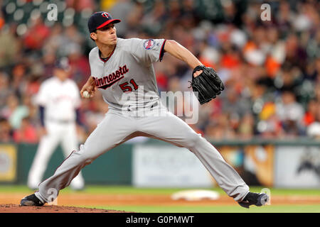 Houston, TX, USA. 3. Mai 2016. Minnesota Twins ab Krug Alex Meyer (51) reicht zurück, um einen Stellplatz während der dritten Inning der MLB Baseball-Spiel zwischen den Houston Astros und die Minnesota Twins von Minute Maid Park in Houston, Texas zu liefern. Kredit-Bild: Erik Williams/Cal Sport Media/Alamy Live News Stockfoto