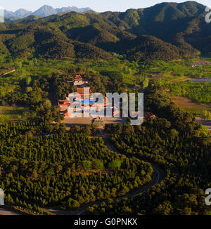 Tangshan. 4. Mai 2016. Eine Luftaufnahme, aufgenommen am 4. Mai 2016 zeigt die Landschaft von Yuling für Kaiser Qianlong (1711-1799) auf die östlichen Qing-Gräber in Dunhua Stadt, Nordchinas Provinz Hebei. Die östlichen Qing-Gräber, das größte, umfassendste und am besten erhaltenen erhaltene Mausoleum Komplex in China, wurde im Jahr 2000 in die Welterbeliste eingeschrieben. © Liu Mancang/Xinhua/Alamy Live-Nachrichten Stockfoto