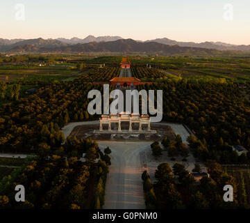 Tangshan. 4. Mai 2016. Eine Luftaufnahme, aufgenommen am 4. Mai 2016 zeigt einen Denkmal-Bogen in den östlichen Qing-Gräbern Dunhua Stadt Nordchinas Provinz Hebei. Die östlichen Qing-Gräber, das größte, umfassendste und am besten erhaltenen erhaltene Mausoleum Komplex in China, wurde im Jahr 2000 in die Welterbeliste eingeschrieben. © Liu Mancang/Xinhua/Alamy Live-Nachrichten Stockfoto