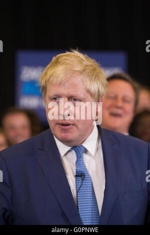 Richmond, Greater London, England, UK 3. Mai 2016 die konservative Bürgermeisterkandidat Zac Goldsmith MP für Richmond Park, mit Boris Johnson MP, konservativen Bürgermeister von London und Premierminister David Cameron Kampagne auf einer Kundgebung am Great Court School, Richmond Park, Greater London, Stockfoto