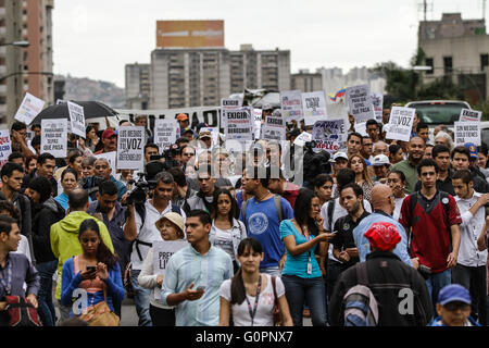 Caracas, Venezuela. 3. Mai 2016. Menschen nehmen Teil an einer Demonstration für die Freiheit der Rede auf dem internationalen Tag der Pressefreiheit in Caracas, der Hauptstadt Venezuelas, am 3. Mai 2016. © Boris Vergara/Xinhua/Alamy Live-Nachrichten Stockfoto