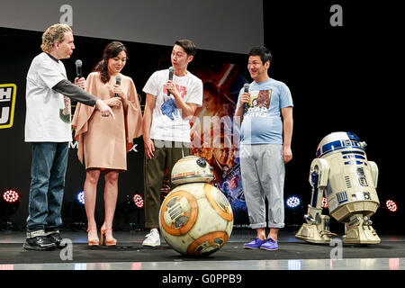 Tokio, Japan. 4. Mai 2016. (L, R) US-amerikanischer TV-Produzent und Persönlichkeit Dave Spector, Schauspielerin Anne Suzuki, sprechen die Comedians Satoshi Kanada und Akiyoshi Kawashima mit dem Roboter R2-D2 und BB-8 während der Auftaktveranstaltung für "Star Wars: Episode VII – das Erwachen der Macht '' MovieNEX Premium-Box im Parco Theater in Shibuya auf 4. Mai 2016, Tokio, Japan. Die Box enthält DVD und Blue-Ray mit Bonus Features Kosten 9.800 Yen (91,42 USD). Bildnachweis: Rodrigo Reyes Marin/AFLO/Alamy Live-Nachrichten Stockfoto