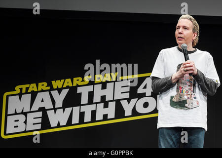 Tokio, Japan. 4. Mai 2016. US-amerikanischer TV-Produzent und Persönlichkeit Dave Spector spricht bei der Auftaktveranstaltung für "Star Wars: Episode VII – das Erwachen der Macht '' MovieNEX Premium-Box im Parco Theater in Shibuya auf 4. Mai 2016, Tokio, Japan. Die Box enthält DVD und Blue-Ray mit Bonus Features Kosten 9.800 Yen (91,42 USD). Bildnachweis: Rodrigo Reyes Marin/AFLO/Alamy Live-Nachrichten Stockfoto