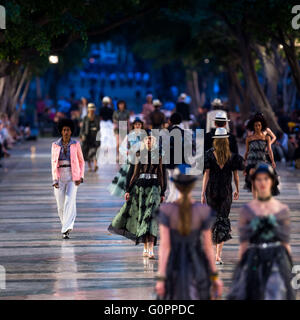 Havanna, Kuba. 3. Mai 2016. Modelle Debüt Lagerfelds 'Cruise' Linie für Chanel auf dem Paseo del Prado Straße in Havanna, Kuba, 3. Mai 2016. Bildnachweis: Liu Bin/Xinhua/Alamy Live-Nachrichten Stockfoto