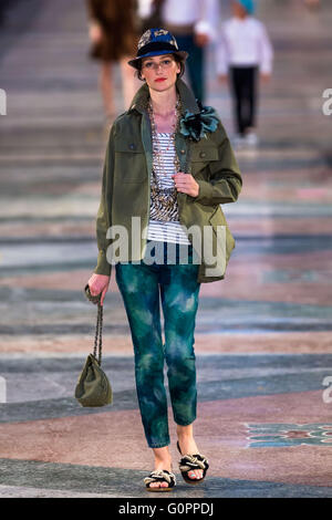 Havanna, Kuba. 3. Mai 2016. Modelle Debüt Lagerfelds 'Cruise' Linie für Chanel auf dem Paseo del Prado Straße in Havanna, Kuba, 3. Mai 2016. Bildnachweis: Liu Bin/Xinhua/Alamy Live-Nachrichten Stockfoto