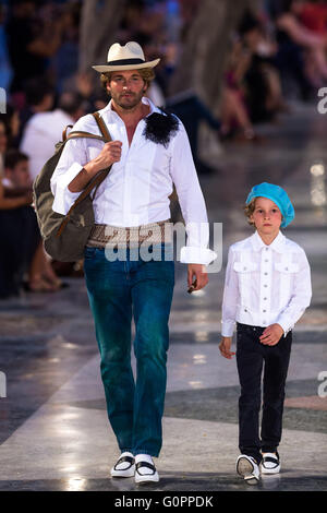 Havanna, Kuba. 3. Mai 2016. Modelle Debüt Lagerfelds 'Cruise' Linie für Chanel auf dem Paseo del Prado Straße in Havanna, Kuba, 3. Mai 2016. Bildnachweis: Liu Bin/Xinhua/Alamy Live-Nachrichten Stockfoto