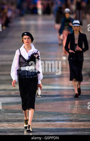 Havanna, Kuba. 3. Mai 2016. Modelle Debüt Lagerfelds 'Cruise' Linie für Chanel auf dem Paseo del Prado Straße in Havanna, Kuba, 3. Mai 2016. Bildnachweis: Liu Bin/Xinhua/Alamy Live-Nachrichten Stockfoto