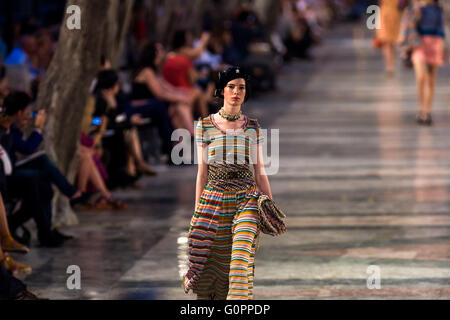 Havanna, Kuba. 3. Mai 2016. Ein Modell Debüts Lagerfelds 'Cruise' Linie für Chanel auf der Paseo del Prado-Straße in Havanna, Kuba, 3. Mai 2016. Bildnachweis: Liu Bin/Xinhua/Alamy Live-Nachrichten Stockfoto