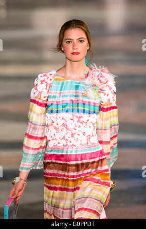 Havanna, Kuba. 3. Mai 2016. Ein Modell Debüts Lagerfelds 'Cruise' Linie für Chanel auf der Paseo del Prado-Straße in Havanna, Kuba, 3. Mai 2016. Bildnachweis: Liu Bin/Xinhua/Alamy Live-Nachrichten Stockfoto