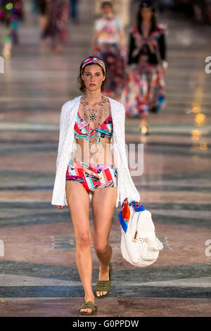 Havanna, Kuba. 3. Mai 2016. Modelle Debüt Lagerfelds 'Cruise' Linie für Chanel auf dem Paseo del Prado Straße in Havanna, Kuba, 3. Mai 2016. Bildnachweis: Liu Bin/Xinhua/Alamy Live-Nachrichten Stockfoto