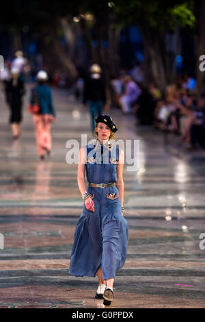 Havanna, Kuba. 3. Mai 2016. Modelle Debüt Lagerfelds 'Cruise' Linie für Chanel auf dem Paseo del Prado Straße in Havanna, Kuba, 3. Mai 2016. Bildnachweis: Liu Bin/Xinhua/Alamy Live-Nachrichten Stockfoto