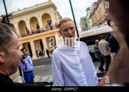 Havanna, Kuba. 3. Mai 2016. Britische Schauspielerin Tilda Swinton besucht Lagerfelds 'Cruise' Linie für Chanel auf dem Paseo del Prado Straße in Havanna, Kuba, 3. Mai 2016. Bildnachweis: Liu Bin/Xinhua/Alamy Live-Nachrichten Stockfoto