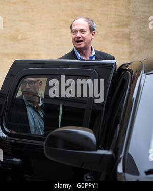 Berlin, Deutschland. 4. April 2016. Amerikanischer Botschafter in Deutschland John B. Emerson ruft in seinem Auto nach seinem Besuch in der Feuerwache Suarez am St. Florian-Tag, das Fest des Hl. Florian, Schutzpatron der Feuerwehrleute, in Berlin, Deutschland, 4. April 2016. Foto: BERND VON JUTRCZENKA/Dpa/Alamy Live-Nachrichten Stockfoto