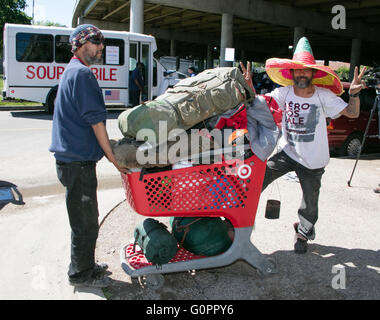 Dallas, USA. 3. Mai 2016. Zwei Landstreicher tragen ihre Sachen in der Zeltstadt unter dem Viadukt der Autobahn Interstate 45 in Dallas, Texas, USA, 3. Mai 2016. Die Bundesregierung plante, alle Zelt Citys zu schließen, wo Hunderte von Landstreicher gesammelt und lebte in temporären Zelten in Dallas vor dem 4. Mai. Bildnachweis: Tian Dan/Xinhua/Alamy Live-Nachrichten Stockfoto