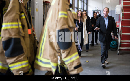 Berlin, Deutschland. 4. April 2016. Amerikanischer Botschafter in Germany John B. Emerson (R) besucht die Feuerwache Suarez auf St. Florian-Tag, das Fest des Hl. Florian, Schutzpatron der Feuerwehrleute in Berlin, Deutschland, 4. April 2016. Foto: BERND VON JUTRCZENKA/Dpa/Alamy Live-Nachrichten Stockfoto