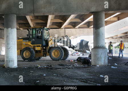 Dallas. 3. Mai 2016. Foto aufgenommen am 3. Mai 2016 zeigt zivilrechtliche Abteilung Arbeitnehmer Reinigung der Zeltstadt unter dem Viadukt der Autobahn Interstate 45 in Dallas, Texas, Vereinigte Staaten. Die Bundesregierung plante, alle Zelt Citys zu schließen, wo Hunderte von Landstreicher gesammelt und lebte in temporären Zelten in Dallas vor dem 4. Mai. Bildnachweis: Tian Dan/Xinhua/Alamy Live-Nachrichten Stockfoto