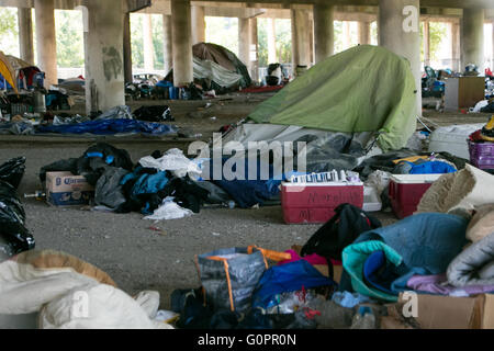 Dallas. 3. Mai 2016. Foto aufgenommen am 3. Mai 2016 zeigt die Zeltstadt unter dem Viadukt der Autobahn Interstate 45 in Dallas, Texas, Vereinigte Staaten. Die Bundesregierung plante, alle Zelt Citys zu schließen, wo Hunderte von Landstreicher gesammelt und lebte in temporären Zelten in Dallas vor dem 4. Mai. Bildnachweis: Tian Dan/Xinhua/Alamy Live-Nachrichten Stockfoto
