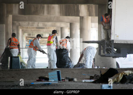Dallas. 3. Mai 2016. Foto aufgenommen am 3. Mai 2016 zeigt zivilrechtliche Abteilung Arbeitnehmer Reinigung der Zeltstadt unter dem Viadukt der Autobahn Interstate 45 in Dallas, Texas, Vereinigte Staaten. Die Bundesregierung plante, alle Zelt Citys zu schließen, wo Hunderte von Landstreicher gesammelt und lebte in temporären Zelten in Dallas vor dem 4. Mai. Bildnachweis: Tian Dan/Xinhua/Alamy Live-Nachrichten Stockfoto