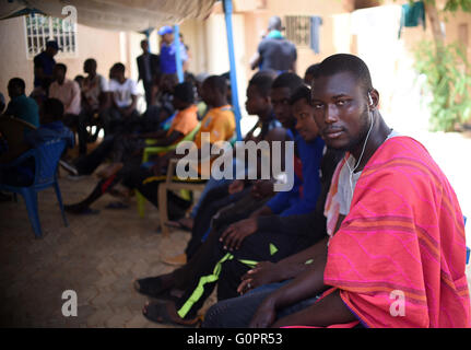 Niamey, Niger. 3. Mai 2016. Junge Männer sitzen in der IOM-Auffanglager für Migranten in Niamey, Niger, 3. Mai 2016. Foto: BRITTA PEDERSEN/Dpa/Alamy Live News Stockfoto