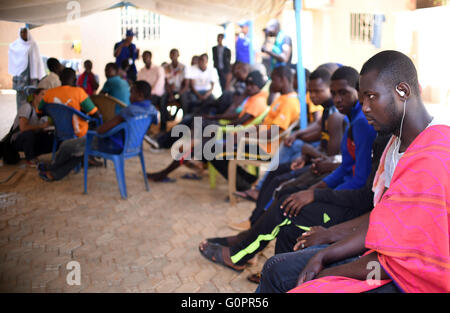 Niamey, Niger. 3. Mai 2016. Junge Männer sitzen in der IOM-Auffanglager für Migranten in Niamey, Niger, 3. Mai 2016. Foto: BRITTA PEDERSEN/Dpa/Alamy Live News Stockfoto