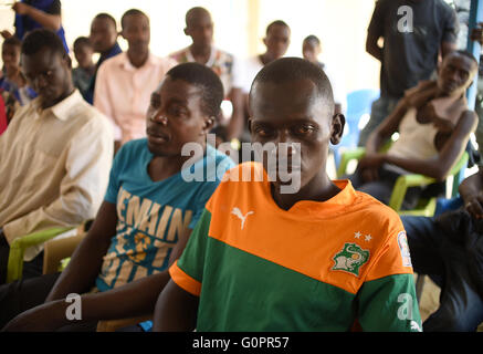 Niamey, Niger. 3. Mai 2016. Junge Männer sitzen in der IOM-Auffanglager für Migranten in Niamey, Niger, 3. Mai 2016. Foto: BRITTA PEDERSEN/Dpa/Alamy Live News Stockfoto
