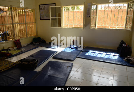 Niamey, Niger. 3. Mai 2016. Ein Schlafzimmer in der IOM-Rececption-Zentrum für MigrantInnen in Niamey, Niger, 3. Mai 2016. Foto: BRITTA PEDERSEN/Dpa/Alamy Live News Stockfoto