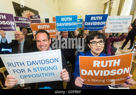 Edinburgh, UK. 4. Mai 2016. Ruth Davidson begann ihren Endspurt der konservativen Opposition bei den schottischen Parlamentswahlen mit einen Vorabend des Umfrage-Rallye an der Royal Botanic Garden Edinburgh Kredit führen: Richard Dyson/Alamy Live News Stockfoto