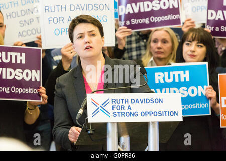 Edinburgh, UK. 4. Mai 2016. Ruth Davidson begann ihren Endspurt der konservativen Opposition bei den schottischen Parlamentswahlen mit einen Vorabend des Umfrage-Rallye an der Royal Botanic Garden Edinburgh Kredit führen: Richard Dyson/Alamy Live News Stockfoto