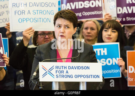 Edinburgh, UK. 4. Mai 2016. Ruth Davidson begann ihren Endspurt der konservativen Opposition bei den schottischen Parlamentswahlen mit einen Vorabend des Umfrage-Rallye an der Royal Botanic Garden Edinburgh Kredit führen: Richard Dyson/Alamy Live News Stockfoto