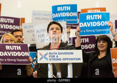 Edinburgh, UK. 4. Mai 2016. Ruth Davidson begann ihren Endspurt der konservativen Opposition bei den schottischen Parlamentswahlen mit einen Vorabend des Umfrage-Rallye an der Royal Botanic Garden Edinburgh Kredit führen: Richard Dyson/Alamy Live News Stockfoto