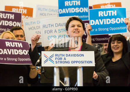 Edinburgh, UK. 4. Mai 2016. Ruth Davidson begann ihren Endspurt der konservativen Opposition bei den schottischen Parlamentswahlen mit einen Vorabend des Umfrage-Rallye an der Royal Botanic Garden Edinburgh Kredit führen: Richard Dyson/Alamy Live News Stockfoto