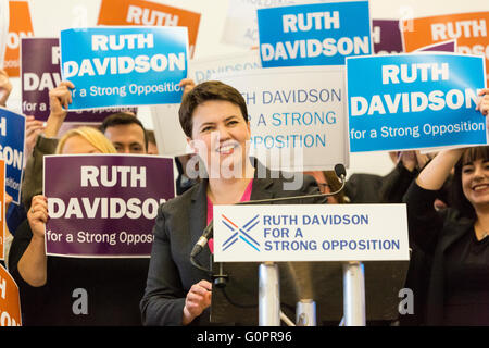 Edinburgh, UK. 4. Mai 2016. Ruth Davidson begann ihren Endspurt der konservativen Opposition bei den schottischen Parlamentswahlen mit einen Vorabend des Umfrage-Rallye an der Royal Botanic Garden Edinburgh Kredit führen: Richard Dyson/Alamy Live News Stockfoto