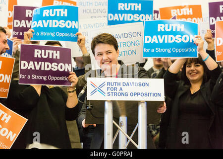 Edinburgh, UK. 4. Mai 2016. Ruth Davidson begann ihren Endspurt der konservativen Opposition bei den schottischen Parlamentswahlen mit einen Vorabend des Umfrage-Rallye an der Royal Botanic Garden Edinburgh Kredit führen: Richard Dyson/Alamy Live News Stockfoto