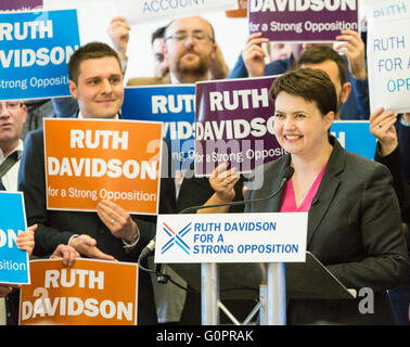 Edinburgh, UK. 4. Mai 2016. Ruth Davidson begann ihren Endspurt der konservativen Opposition bei den schottischen Parlamentswahlen mit einen Vorabend des Umfrage-Rallye an der Royal Botanic Garden Edinburgh Kredit führen: Richard Dyson/Alamy Live News Stockfoto