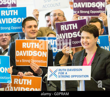 Edinburgh, UK. 4. Mai 2016. Ruth Davidson begann ihren Endspurt der konservativen Opposition bei den schottischen Parlamentswahlen mit einen Vorabend des Umfrage-Rallye an der Royal Botanic Garden Edinburgh Kredit führen: Richard Dyson/Alamy Live News Stockfoto