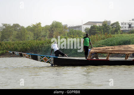 Niamey, Niger. 3. Mai 2016. Männer fahren Boote auf dem Fluss Niger in Niamey, Niger, 3. Mai 2016. Foto: BRITTA PEDERSEN/Dpa/Alamy Live News Stockfoto