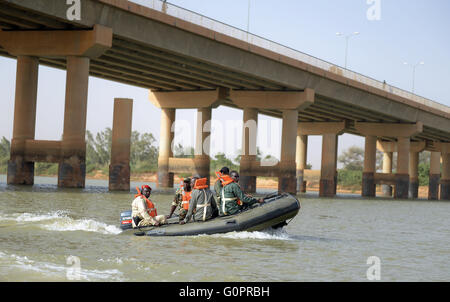 Niamey, Niger. 3. Mai 2016. Nigerianischen Sicherheitskräfte Fahrt auf dem Niger in Niamey, Niger, 3. Mai 2016. Foto: BRITTA PEDERSEN/Dpa/Alamy Live News Stockfoto