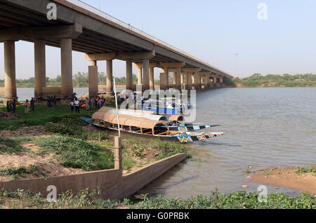 Niamey, Niger. 3. Mai 2016. Boote liegen an den Ufern des Flusses Niger in Niamey, Niger, 3. Mai 2016. Foto: BRITTA PEDERSEN/Dpa/Alamy Live News Stockfoto