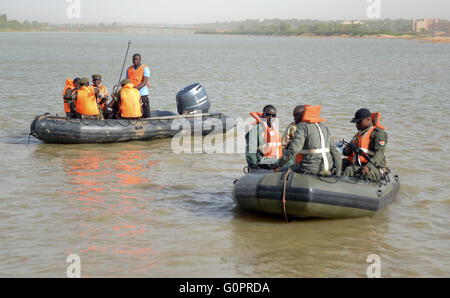 Niamey, Niger. 3. Mai 2016. Nigrischen Sicherheitskräfte Fahrt auf dem Niger in Niamey, Niger, 3. Mai 2016. Foto: BRITTA PEDERSEN/Dpa/Alamy Live News Stockfoto