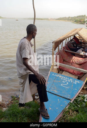 Niamey, Niger. 3. Mai 2016. Ein Mann geht auf ein Boot am Ufer des Flusses Niger in Niamey, Niger, 3. Mai 2016. Foto: BRITTA PEDERSEN/Dpa/Alamy Live News Stockfoto