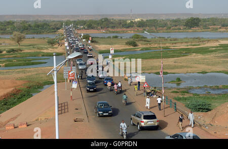 Niamey, Niger. 3. Mai 2016. Autos fahren über eine Brücke über den Fluss Niger in Niamey, Niger, 3. Mai 2016. Foto: Britta Pedersen/Dpa/Alamy Live News Stockfoto