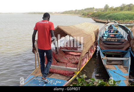 Niamey, Niger. 3. Mai 2016. Ein Mann geht auf ein Boot am Ufer des Flusses Niger in Niamey, Niger, 3. Mai 2016. Foto: BRITTA PEDERSEN/Dpa/Alamy Live News Stockfoto