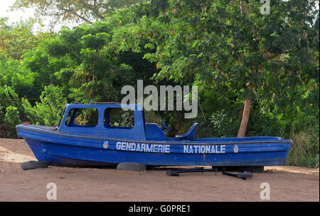 Niamey, Niger. 3. Mai 2016. Ein Boot mit "Gendarmerie Nationale" geschrieben ist an den Ufern des Flusses Niger in Niamey, Niger, 3. Mai 2016 ersichtlich. Foto: BRITTA PEDERSEN/Dpa/Alamy Live News Stockfoto