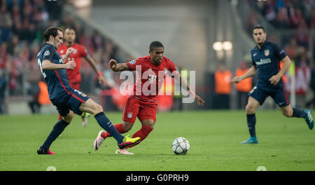 München, Deutschland. 3. Mai 2016. Bayern Douglas Costa de Souza (c) und Madrids Diego Godin in Aktion während der Fußball-UEFA Champions League Semi final match FC Bayern Munchen Vs Atletico Madrid in München, 3. Mai 2016. Foto: Thomas Eisenhuth/Dpa - NO-Draht-SERVICE-/ Dpa/Alamy Live News Stockfoto