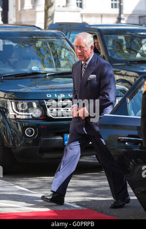 London, UK. 4. Mai 2016. Prinz Charles kommt. TRH Prinz Charles und Camilla, Herzogin von Cornwall besuchen Sie das neu renovierte Kanada-Haus, der kanadischen Hochkommissariat in Trafalgar Square. Bildnachweis: Lebendige Bilder/Alamy Live-Nachrichten Stockfoto