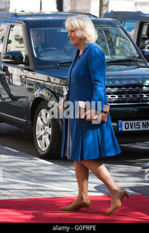 London, UK. 4. Mai 2016. Camilla, Herzogin von Cornwall kommt. TRH Prinz Charles und Camilla, Herzogin von Cornwall besuchen Sie das neu renovierte Kanada-Haus, der kanadischen Hochkommissariat in Trafalgar Square. Bildnachweis: Lebendige Bilder/Alamy Live-Nachrichten Stockfoto