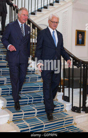 London, UK. 4. Mai 2016. Prinz Charles Gordon Campbell, Hochkommissar und ein Bild von Justin Trudeau, der kanadische Premierminister. TRH Prinz Charles und Camilla, Herzogin von Cornwall besuchen Sie das neu renovierte Kanada-Haus, der kanadischen Hochkommissariat in Trafalgar Square. Bildnachweis: Lebendige Bilder/Alamy Live-Nachrichten Stockfoto