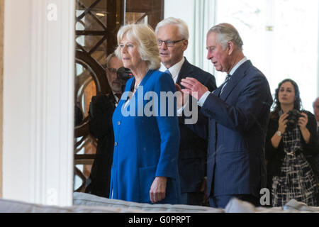 London, UK. 4. Mai 2016. L-r: Camilla, Herzogin von Cornwall, Gordon Campbell, Hochkommissar und Prinz Charles. (Spiegelbild). TRH Prinz Charles und Camilla, Herzogin von Cornwall besuchen Sie das neu renovierte Kanada-Haus, der kanadischen Hochkommissariat in Trafalgar Square. Bildnachweis: Lebendige Bilder/Alamy Live-Nachrichten Stockfoto